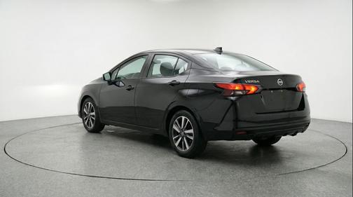 Super Black 2025 Nissan Versa 1.6 SV