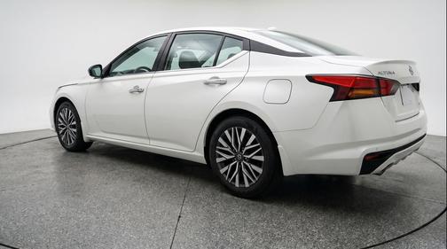 Glacier White 2025 Nissan Altima SV FWD