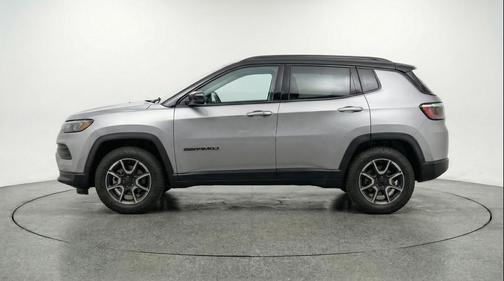 Silver Zynith Metallic Clearcoat 2025 Jeep Compass Trailhawk