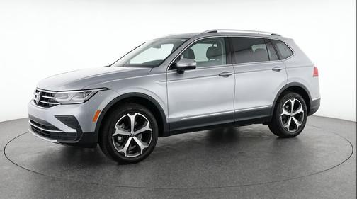 Pyrite Silver Metallic 2026 Volkswagen Tiguan 2.0T SE