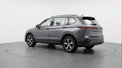 Platinum Gray Metallic 2026 Volkswagen Tiguan 2.0T SE