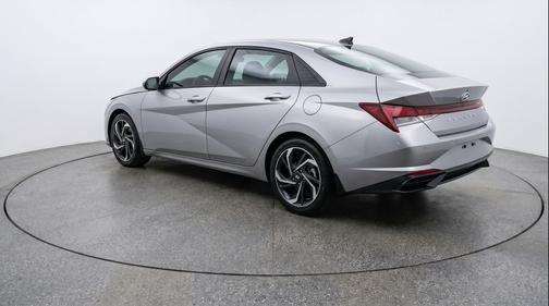 Fluid Metal 2025 Hyundai ELANTRA SEL