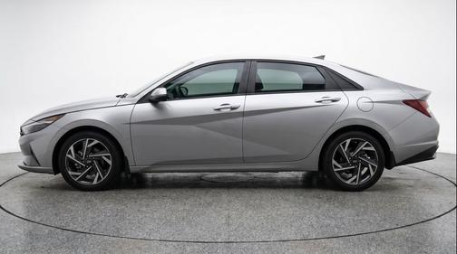 Fluid Metal 2025 Hyundai ELANTRA SEL