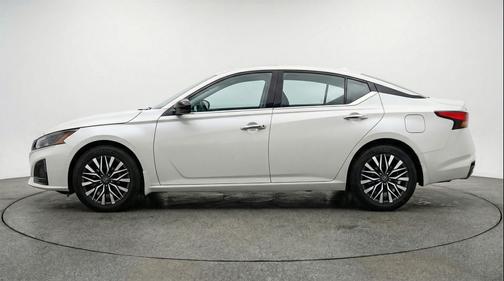 Glacier White 2025 Nissan Altima SV FWD