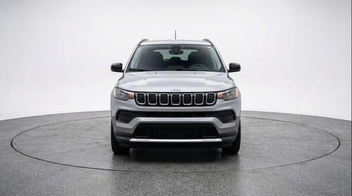 Silver Zynith Metallic Clearcoat 2025 Jeep Compass Latitude