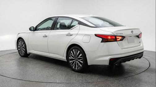 Glacier White 2025 Nissan Altima SV FWD