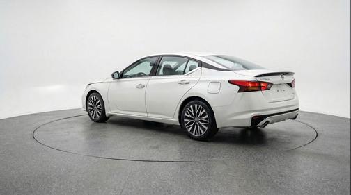 Glacier White 2025 Nissan Altima SV FWD