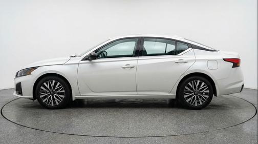 Glacier White 2025 Nissan Altima SV FWD