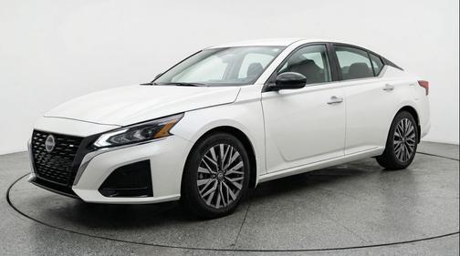 Glacier White 2025 Nissan Altima SV FWD