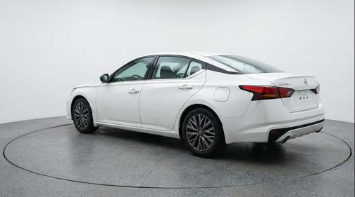 Glacier White 2025 Nissan Altima SV FWD