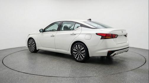 Glacier White 2025 Nissan Altima SV FWD