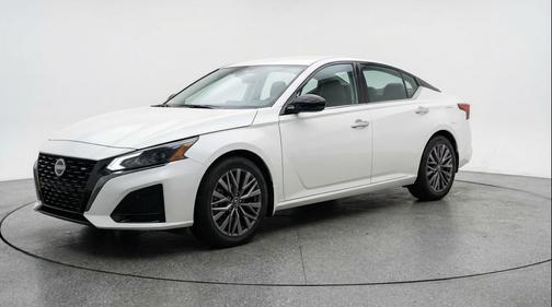 Glacier White 2025 Nissan Altima SV FWD