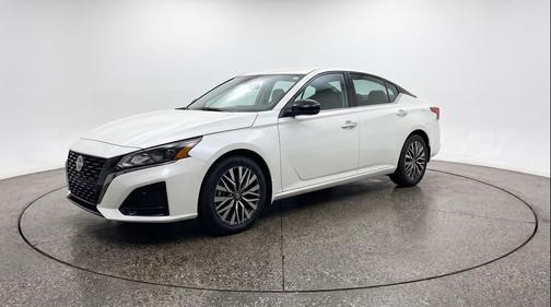 Glacier White 2025 Nissan Altima SV FWD