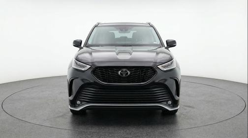 Midnight Black Metallic 2025 Toyota Highlander LE