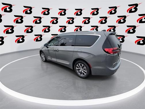 2025 Chrysler Pacifica Hybrid Pinnacle