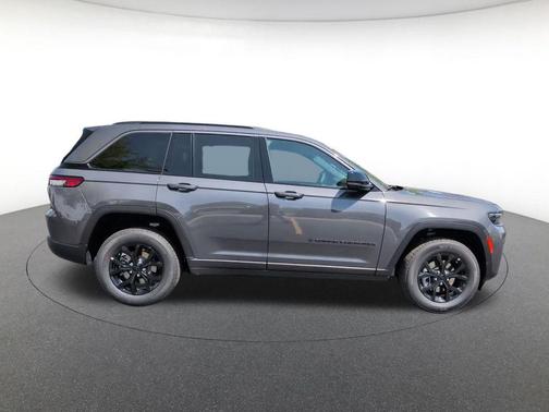 Metallic 2026 Jeep Grand Cherokee Laredo