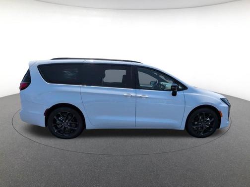Bright White Clearcoat 2027 Chrysler Pacifica LIMITED