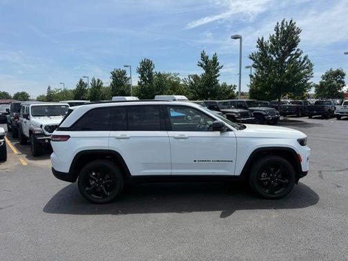 Bright White Clearcoat 2022 Jeep Grand Cherokee Altitude