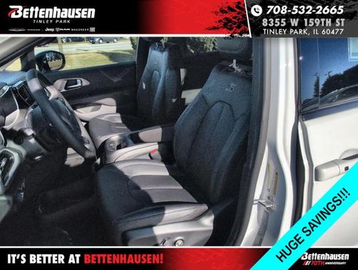 Bright White Clearcoat 2026 Chrysler Pacifica Select
