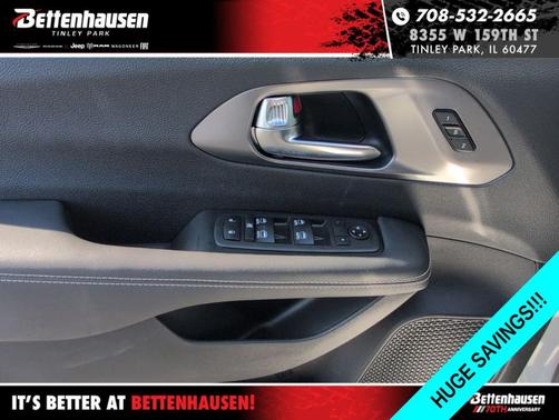 Bright White Clearcoat 2026 Chrysler Pacifica Select