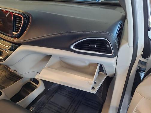 2023 Chrysler Pacifica Touring-L