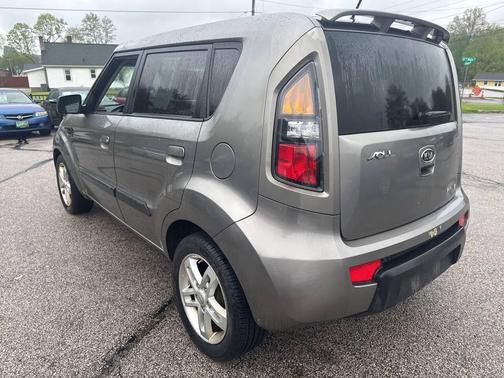 Gray 2010 Kia Soul sport