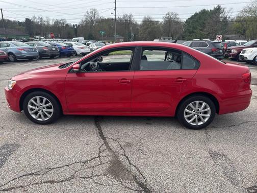 Red 2011 Volkswagen Jetta SE