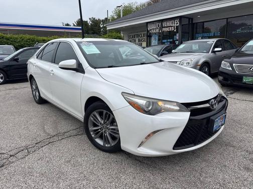 White 2015 Toyota Camry SE