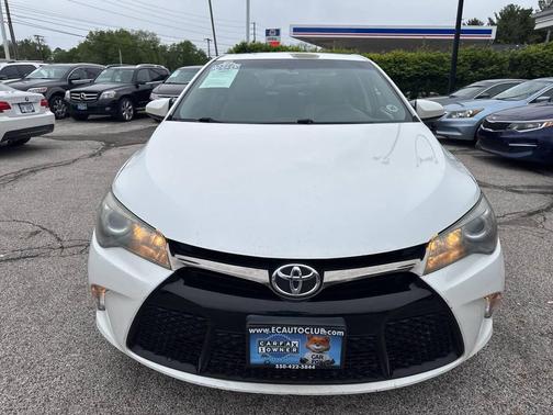 White 2015 Toyota Camry SE
