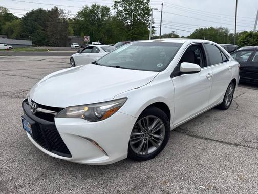 White 2015 Toyota Camry SE