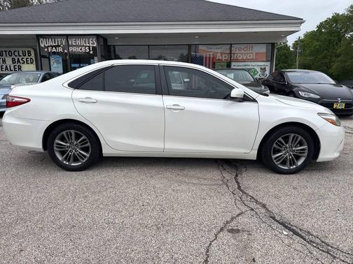 White 2015 Toyota Camry SE