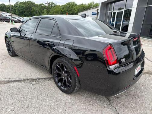 Gloss Black 2019 Chrysler 300 Touring