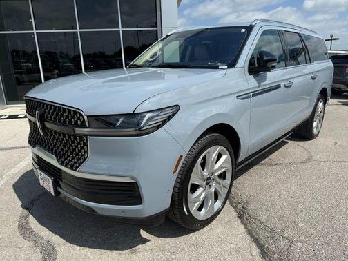 Gray Mist Metallic Tri-Coat 2025 Lincoln Navigator Reserve