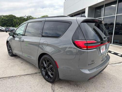 Ceramic Gray Clearcoat 2025 Chrysler Pacifica Limited