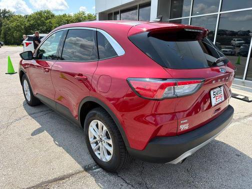 Rapid Red Metallic Tinted Clearcoat 2022 Ford Escape SE