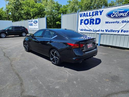 Super Black Clearcoat 2023 Nissan Altima SR FWD
