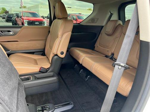 Radiant White 2025 INFINITI QX80 Luxe