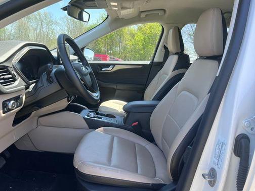 Star White Metallic Tri-Coat 2022 Ford Escape Titanium
