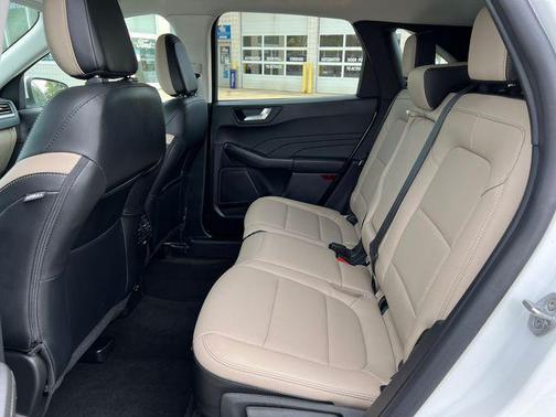 Star White Metallic Tri-Coat 2022 Ford Escape Titanium