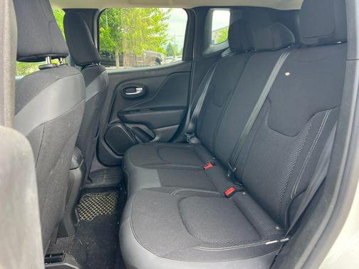 Alpine White Clearcoat 2023 Jeep Renegade Altitude