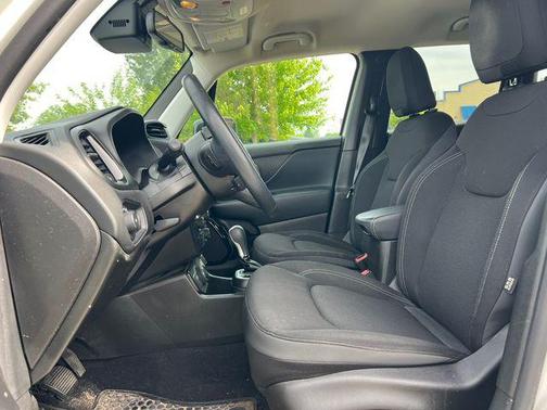 Alpine White Clearcoat 2023 Jeep Renegade Altitude