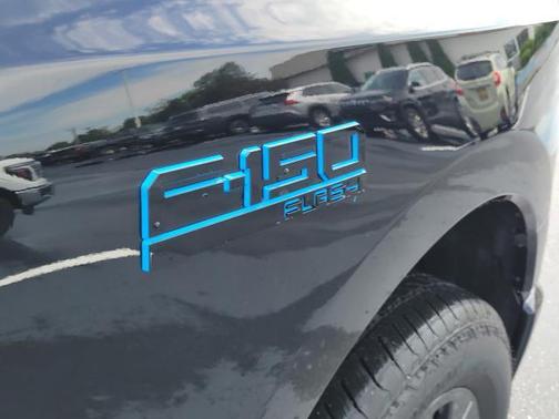 2025 Ford F-150 Lightning Flash