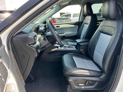 Star White Metallic Tri-Coat 2023 Ford Explorer XLT