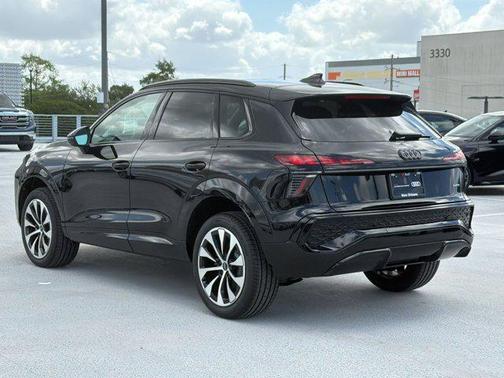 Mythos Black Metallic 2026 Audi Q3 TFSI quattro S tronic