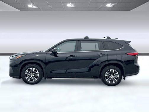 Midnight Black Metallic 2022 Toyota Highlander XLE