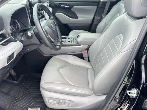 Midnight Black Metallic 2022 Toyota Highlander XLE