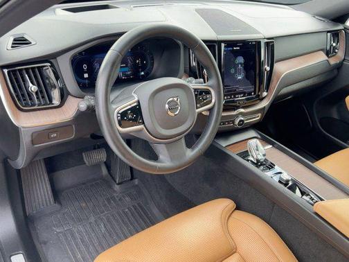 2023 Volvo XC60 B5 Ultimate Dark Theme