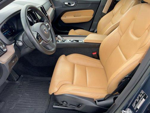 2023 Volvo XC60 B5 Ultimate Dark Theme