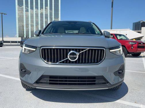 2023 Volvo XC40 B4 Plus Bright Theme