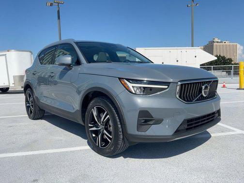 2023 Volvo XC40 B4 Plus Bright Theme